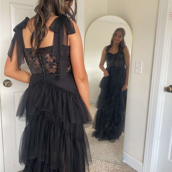 sheri hill Dresses & Skirts - Elegant Black Lace Tiered Prom Dress